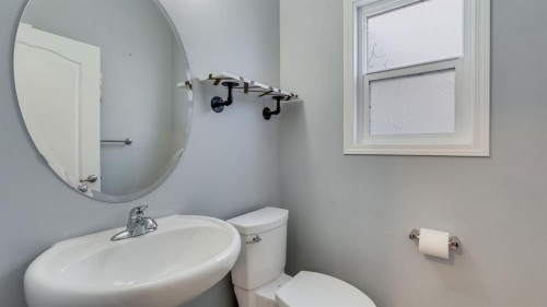 343 Hillcrest Heights Sw, Airdrie, AB - Indoor Photo Showing Bathroom