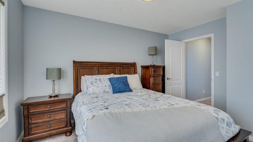 343 Hillcrest Heights Sw, Airdrie, AB - Indoor Photo Showing Bedroom