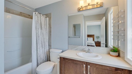 343 Hillcrest Heights Sw, Airdrie, AB - Indoor Photo Showing Bathroom
