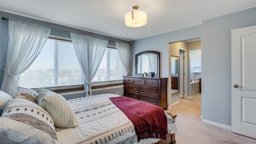 343 Hillcrest Heights Sw, Airdrie, AB - Indoor Photo Showing Bedroom