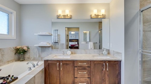 343 Hillcrest Heights Sw, Airdrie, AB - Indoor Photo Showing Bathroom