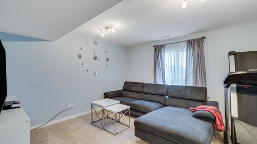 343 Hillcrest Heights Sw, Airdrie, AB - Indoor Photo Showing Living Room