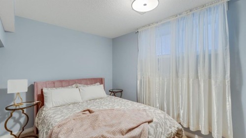 343 Hillcrest Heights Sw, Airdrie, AB - Indoor Photo Showing Bedroom