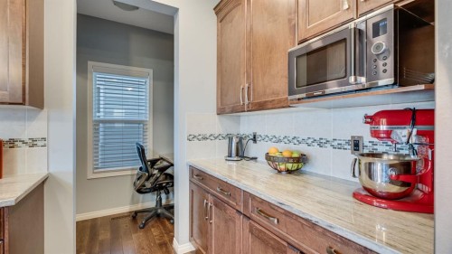 343 Hillcrest Heights Sw, Airdrie, AB - Indoor Photo Showing Kitchen