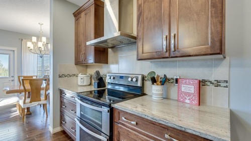 343 Hillcrest Heights Sw, Airdrie, AB - Indoor Photo Showing Kitchen