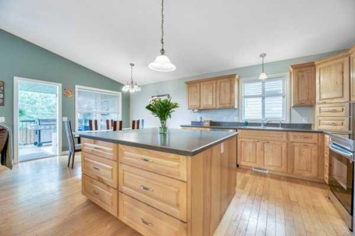 196 Camden Place, Strathmore, AB - Indoor Photo Showing Kitchen