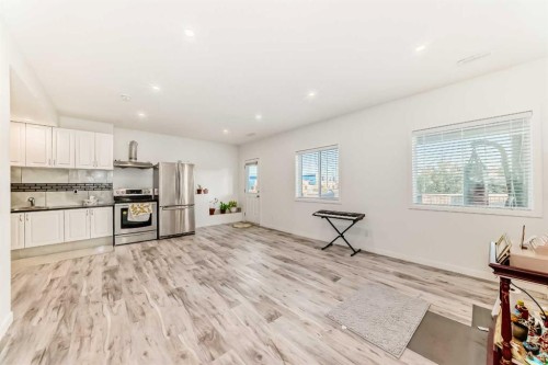 28 Panton Court Nw, Calgary, AB - Indoor Photo Showing Kitchen