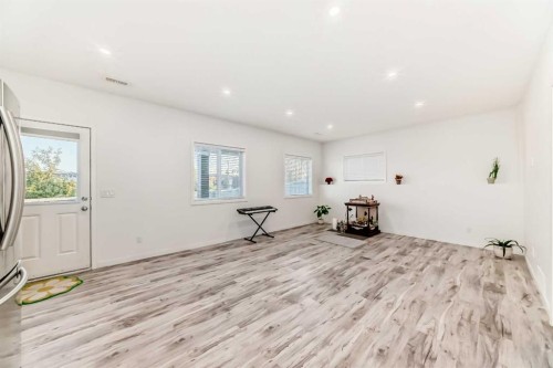 28 Panton Court Nw, Calgary, AB - Indoor Photo Showing Other Room