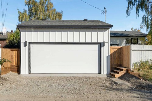 124 Gainsborough Drive Sw, Calgary, AB - Outdoor