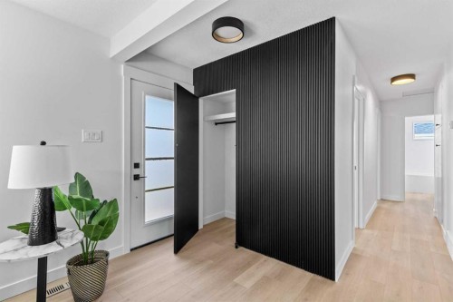 124 Gainsborough Drive Sw, Calgary, AB - Indoor Photo Showing Other Room