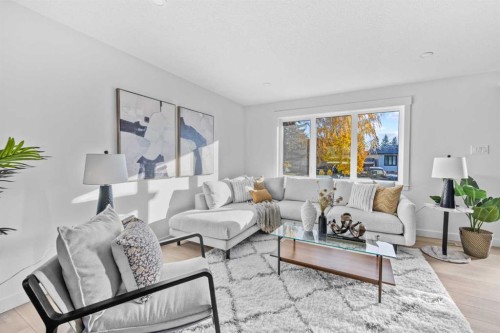 124 Gainsborough Drive Sw, Calgary, AB - Indoor Photo Showing Living Room