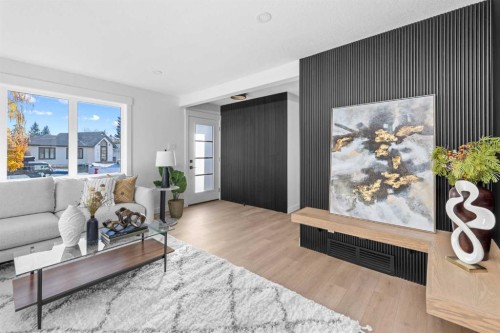 124 Gainsborough Drive Sw, Calgary, AB - Indoor Photo Showing Living Room