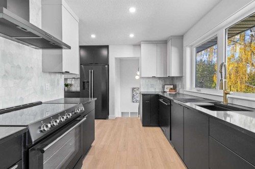 124 Gainsborough Drive Sw, Calgary, AB - Indoor Photo Showing Kitchen With Upgraded Kitchen