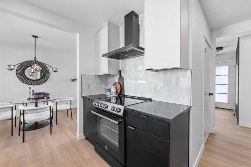 124 Gainsborough Drive Sw, Calgary, AB - Indoor Photo Showing Kitchen