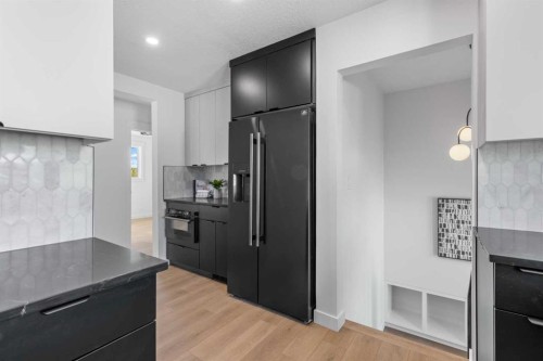 124 Gainsborough Drive Sw, Calgary, AB - Indoor Photo Showing Kitchen