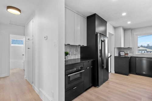 124 Gainsborough Drive Sw, Calgary, AB - Indoor Photo Showing Kitchen