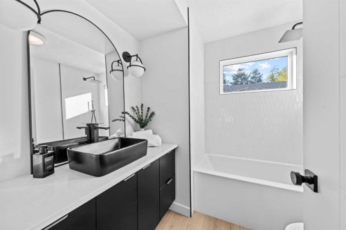 124 Gainsborough Drive Sw, Calgary, AB - Indoor Photo Showing Bathroom