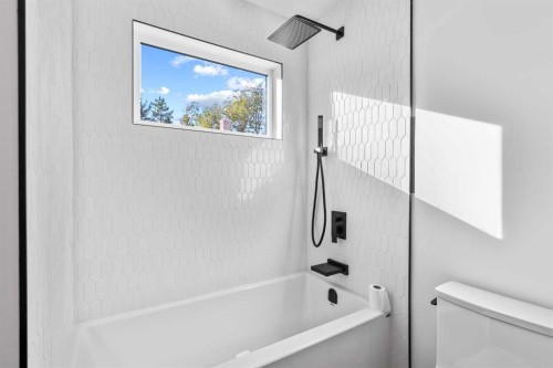 124 Gainsborough Drive Sw, Calgary, AB - Indoor Photo Showing Bathroom