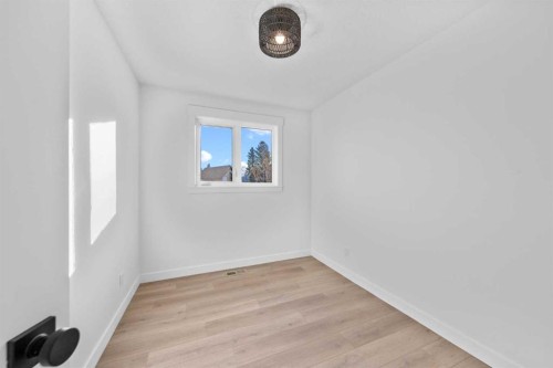 124 Gainsborough Drive Sw, Calgary, AB - Indoor Photo Showing Other Room