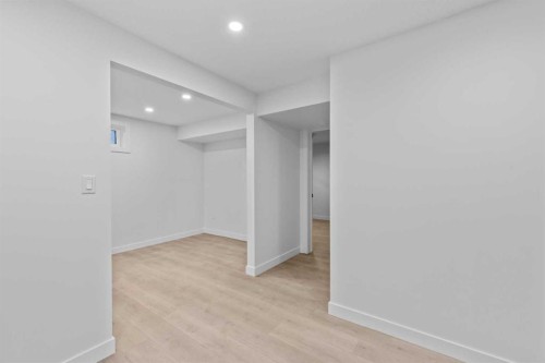 124 Gainsborough Drive Sw, Calgary, AB - Indoor Photo Showing Other Room