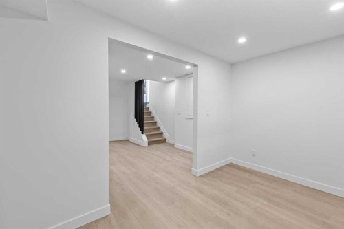 124 Gainsborough Drive Sw, Calgary, AB - Indoor Photo Showing Other Room
