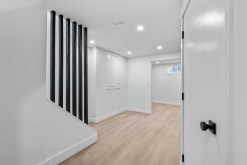 124 Gainsborough Drive Sw, Calgary, AB - Indoor Photo Showing Other Room