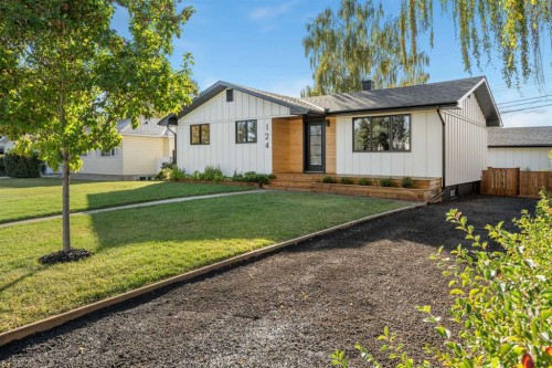 124 Gainsborough Drive Sw, Calgary, AB - Outdoor