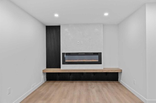 124 Gainsborough Drive Sw, Calgary, AB - Indoor Photo Showing Other Room