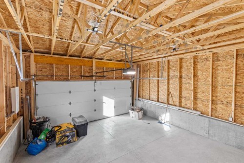 124 Gainsborough Drive Sw, Calgary, AB - Indoor Photo Showing Garage