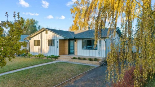 124 Gainsborough Drive Sw, Calgary, AB - Outdoor