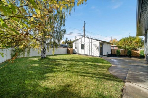 124 Gainsborough Drive Sw, Calgary, AB - Outdoor