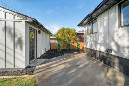 124 Gainsborough Drive Sw, Calgary, AB - Outdoor With Exterior