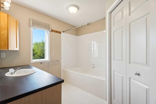 73 Rocky Ridge Heath Nw, Calgary, AB - Indoor Photo Showing Bathroom