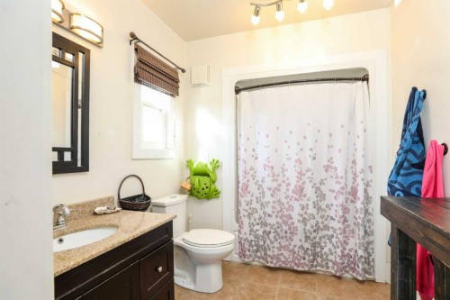 1411 Twp Rd 7-3 Road, Rural Pincher Creek No. 9, M.D. Of, AB - Indoor Photo Showing Bathroom