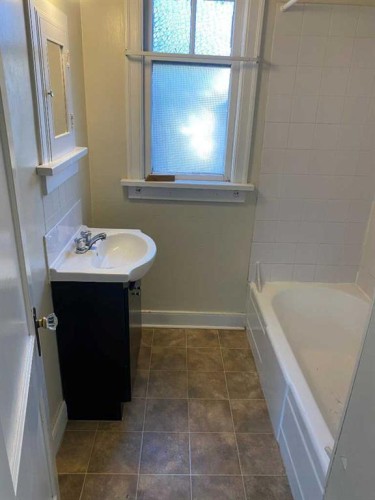 1402 Centre A Street Ne, Calgary, AB - Indoor Photo Showing Bathroom