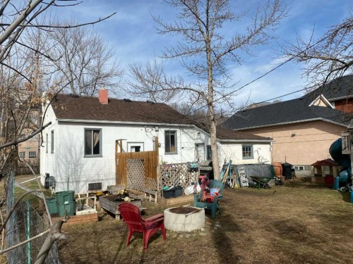 1402 Centre A Street Ne, Calgary, AB - Outdoor