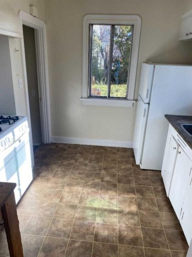 1402 Centre A Street Ne, Calgary, AB - Indoor Photo Showing Kitchen