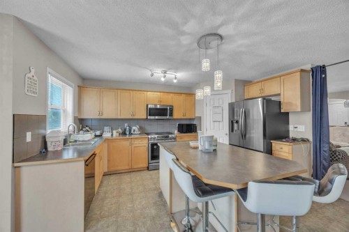 814 Copperfield Boulevard Se, Calgary, AB - Indoor Photo Showing Kitchen