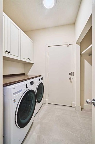 250 Strathridge Place Sw, Calgary, AB - Indoor Photo Showing Laundry Room