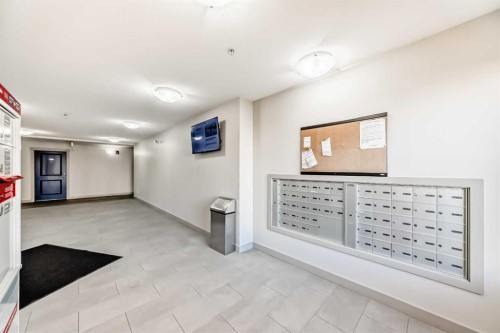 4213-1317 27 Street Se, Calgary, AB - Indoor Photo Showing Other Room