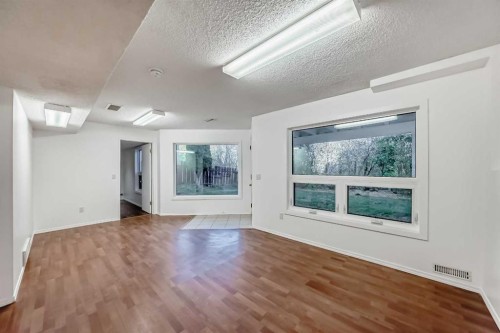 2740 Signal Hill Drive Sw, Calgary, AB - Indoor Photo Showing Other Room