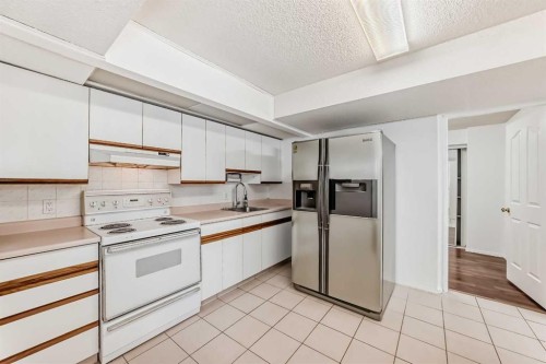 2740 Signal Hill Drive Sw, Calgary, AB - Indoor Photo Showing Kitchen