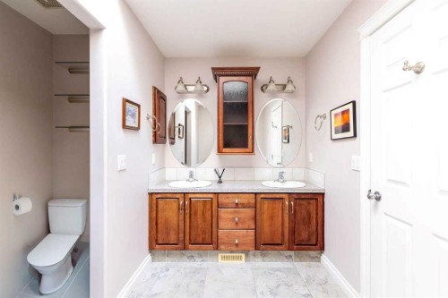 1421 40 Street Sw, Calgary, AB - Indoor Photo Showing Bathroom