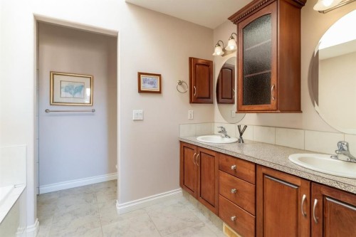 1421 40 Street Sw, Calgary, AB - Indoor Photo Showing Bathroom