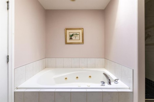 1421 40 Street Sw, Calgary, AB - Indoor Photo Showing Bathroom