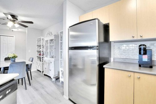 6211-304 Mackenzie Way Sw, Airdrie, AB - Indoor Photo Showing Kitchen
