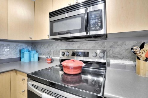 6211-304 Mackenzie Way Sw, Airdrie, AB - Indoor Photo Showing Kitchen