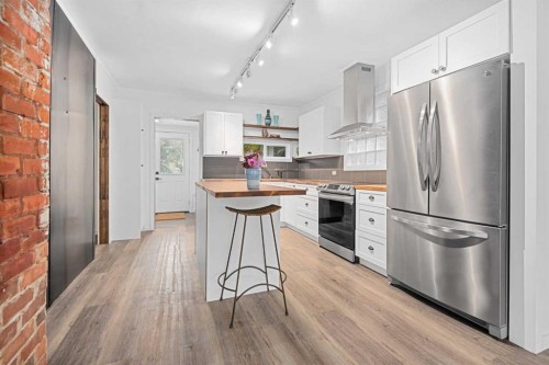 260 2 Avenue, Drumheller, AB - Indoor Photo Showing Kitchen With Stainless Steel Kitchen