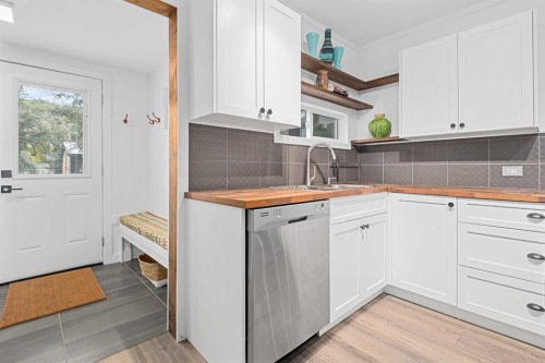 260 2 Avenue, Drumheller, AB - Indoor Photo Showing Kitchen
