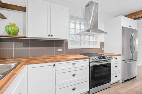 260 2 Avenue, Drumheller, AB - Indoor Photo Showing Kitchen With Stainless Steel Kitchen